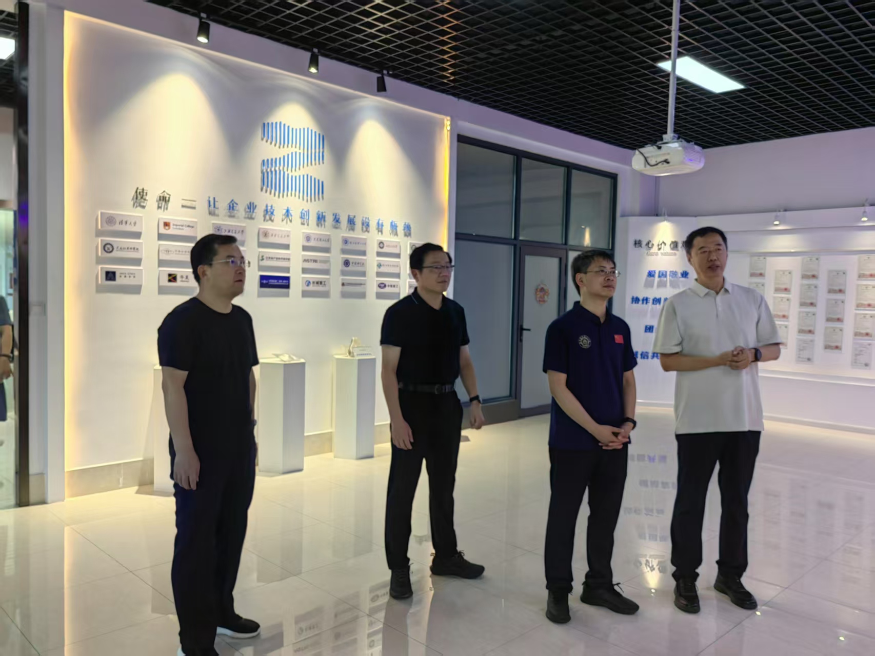 南京航空航天大学校长助理潘时龙调研研究院