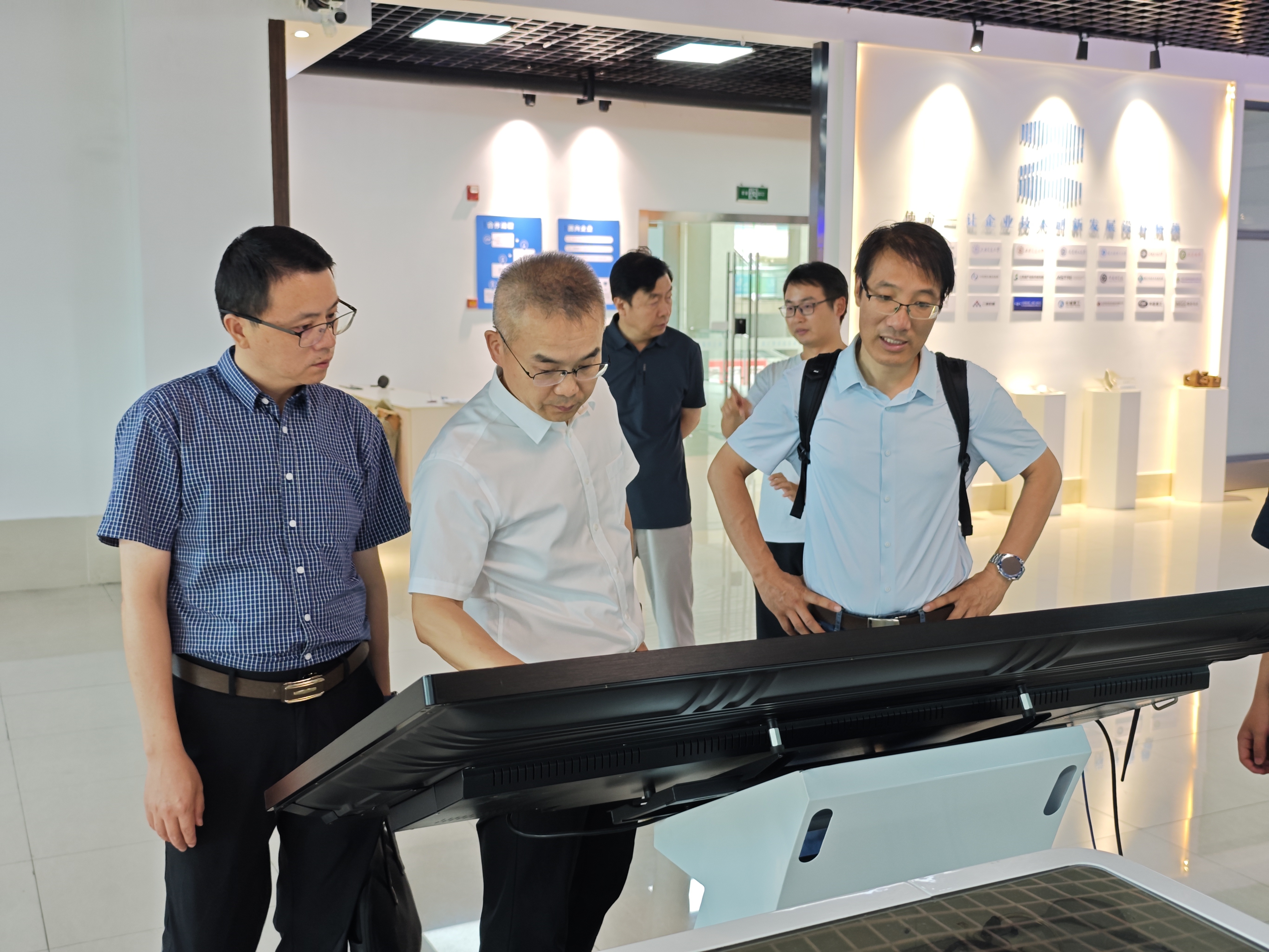 镇江市计量检定测试中心肖辉主任一行参观研究院